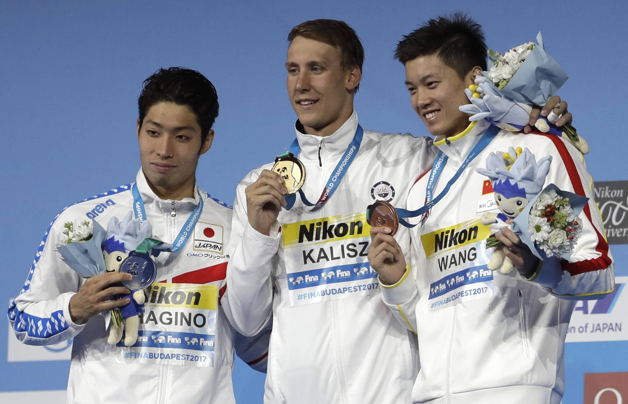 萩野公介（2017年世界水泳銀メダル獲得時、左）