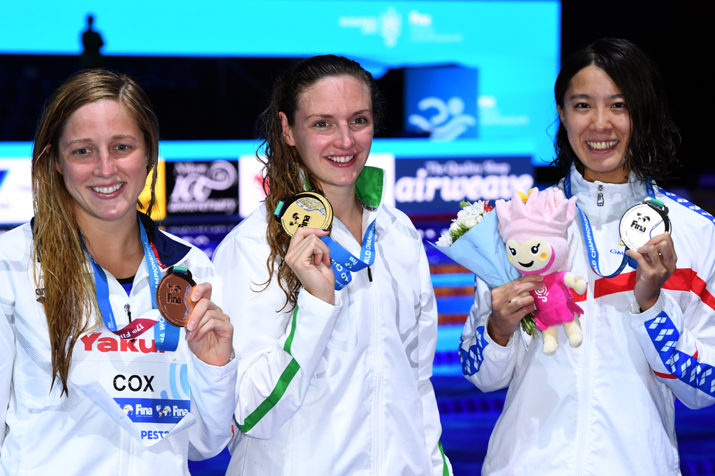 大橋悠依（2017年世界水泳銀メダル獲得時、右）